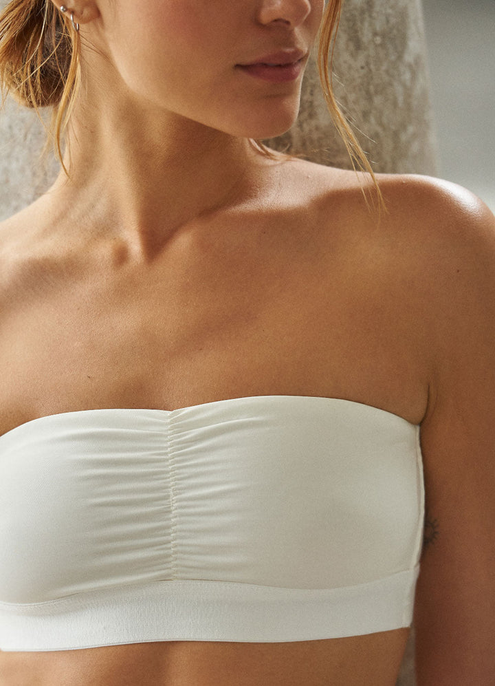 Strapless liso con Copa y Cargaderas Removibles – Cher